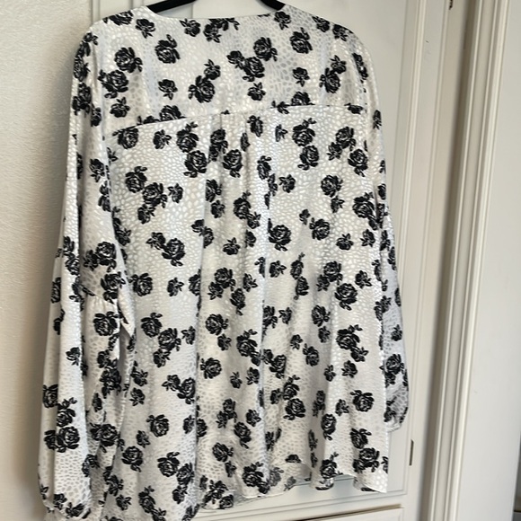 Black and white rose blouse - Picture 5 of 5